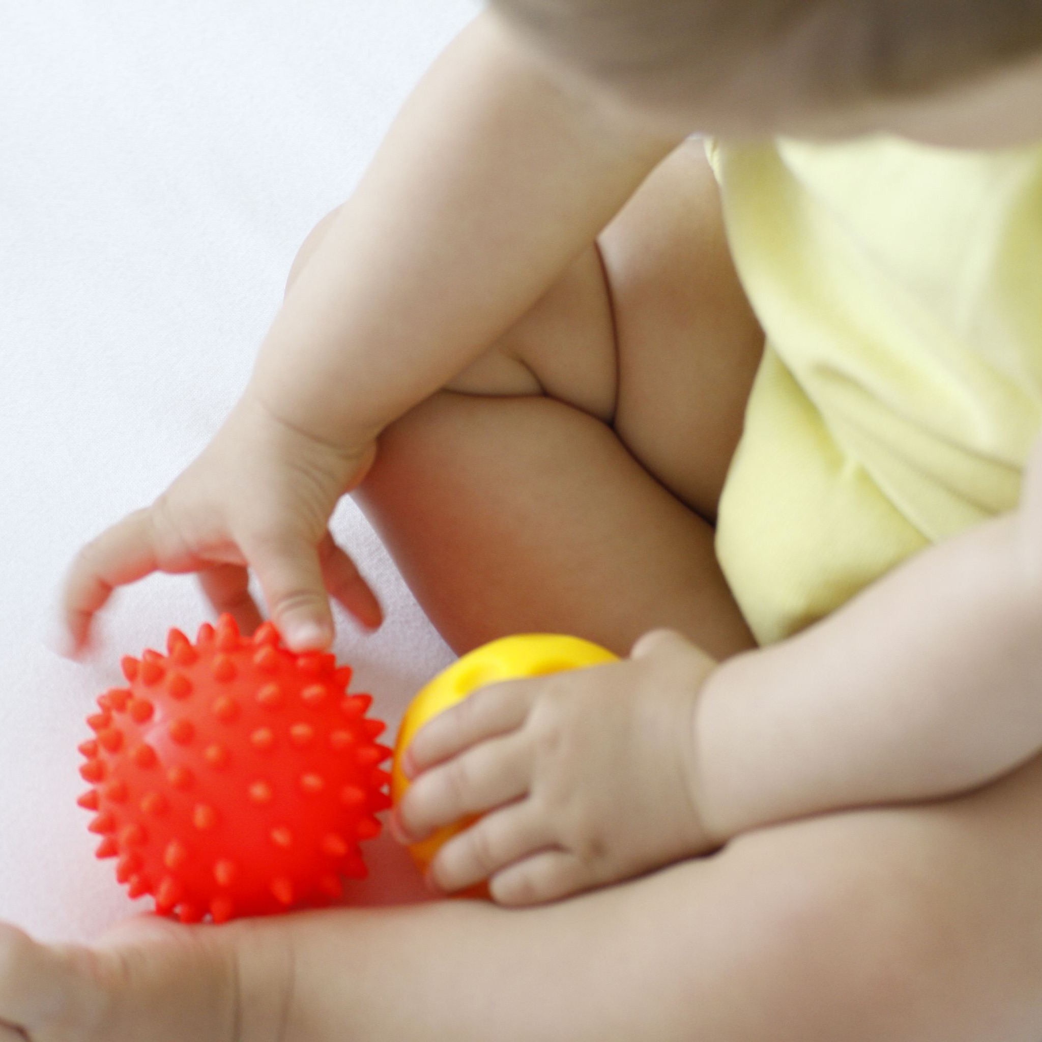 Mom's Care Piłeczka Sensoryczna Jeżyk Żółta 0+