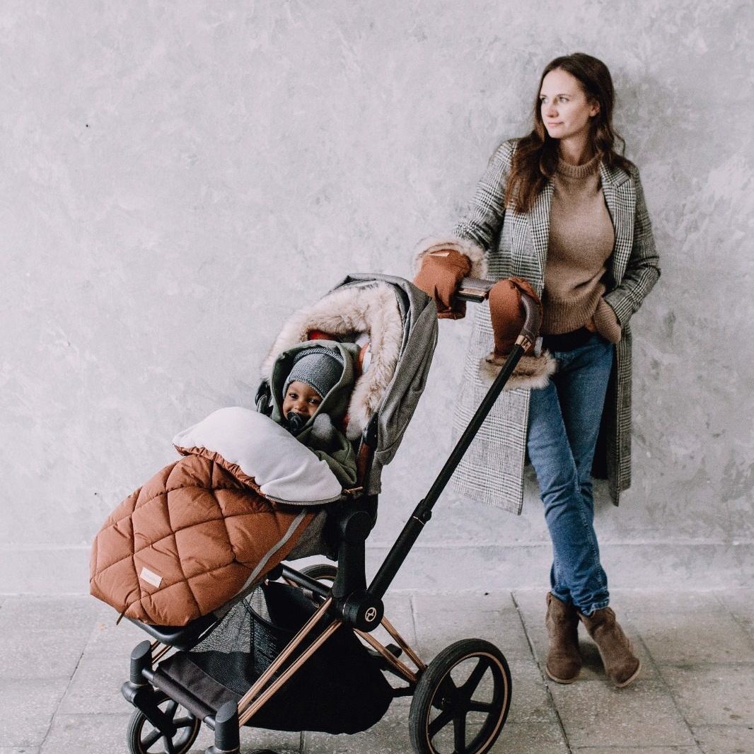 Rękawice do wózka z futerkiem cynamonowe Beztroska 0+