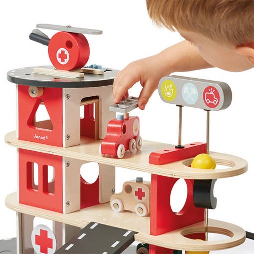 Janod Remiza Strażacka z Akcesoriami Bolid 2+