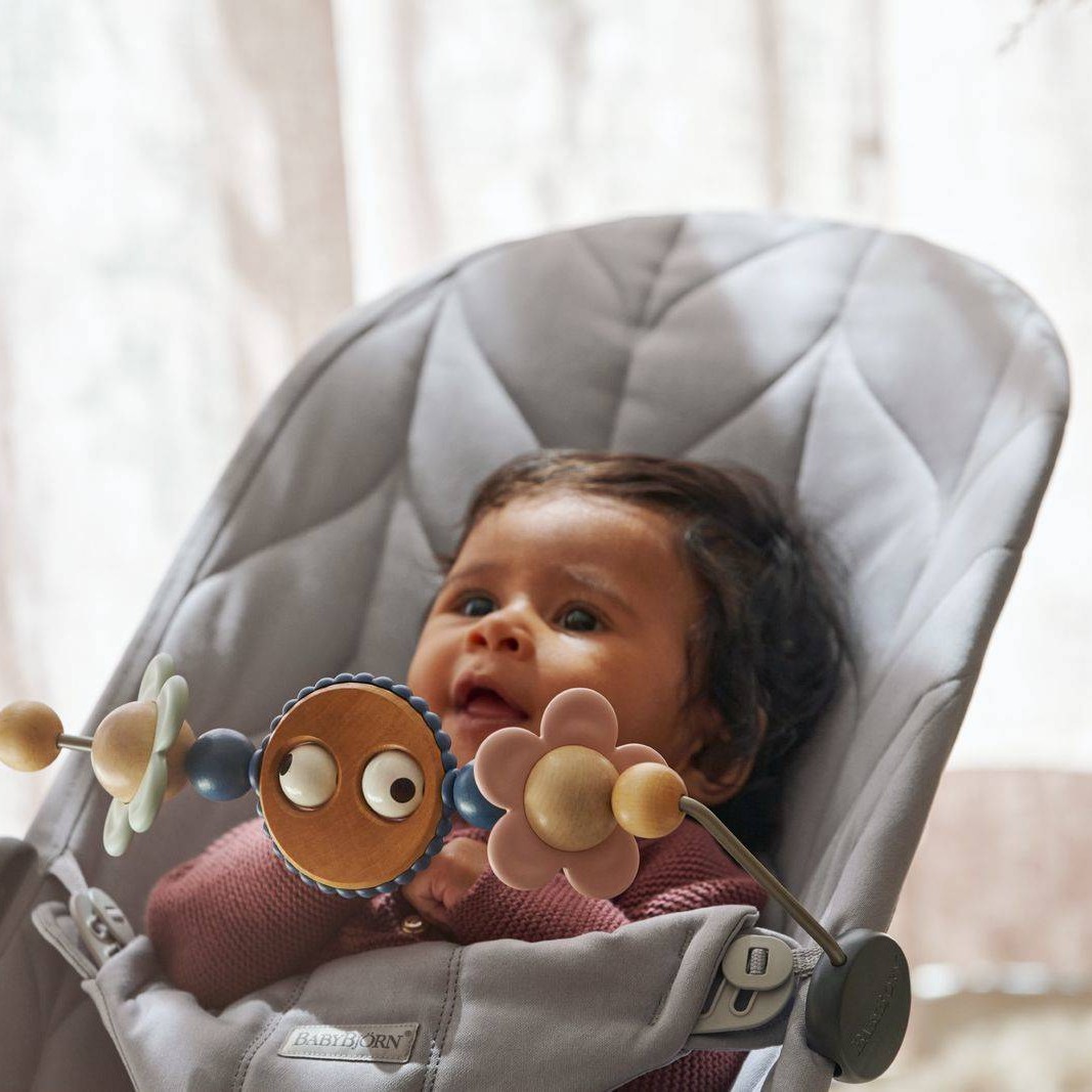 BabyBjorn Leżaczek Bliss Cotton Petal Quilt Jasny Szary + Zabawka