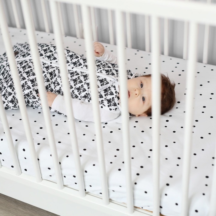 Sleepee Prześcieradło We Care Czarne Kropki 120x60cm