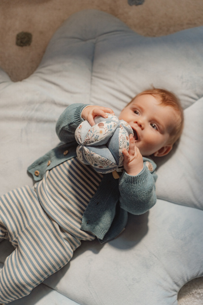 Little Dutch – Mata aktywizująca z pałąkiem Forest Friends – sensoryczna mata edukacyjna 0–6 mc