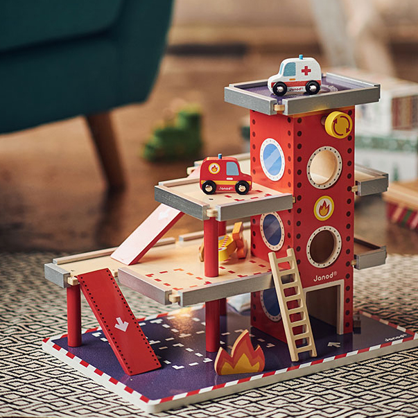 Janod Remiza Garaż Drewniany z Akcesoriami 3+