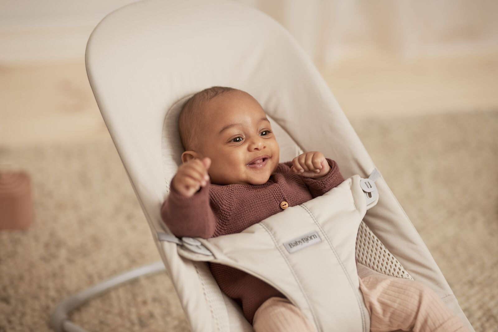 BabyBjorn Leżaczek Balance Soft Tri Fabric Jasny Beż + Zabawka