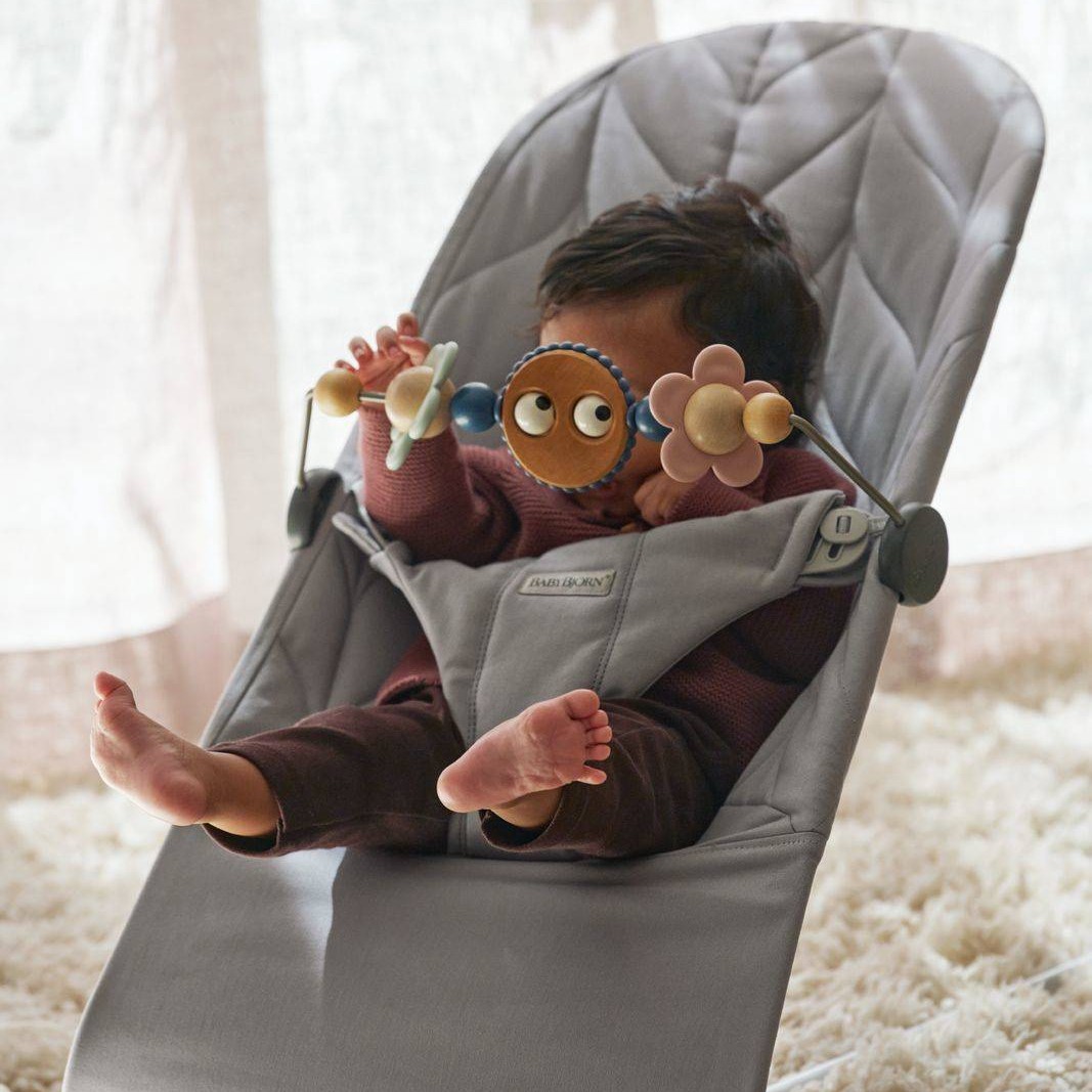 BabyBjorn Leżaczek Bliss Cotton Petal Quilt Jasny Szary + Zabawka
