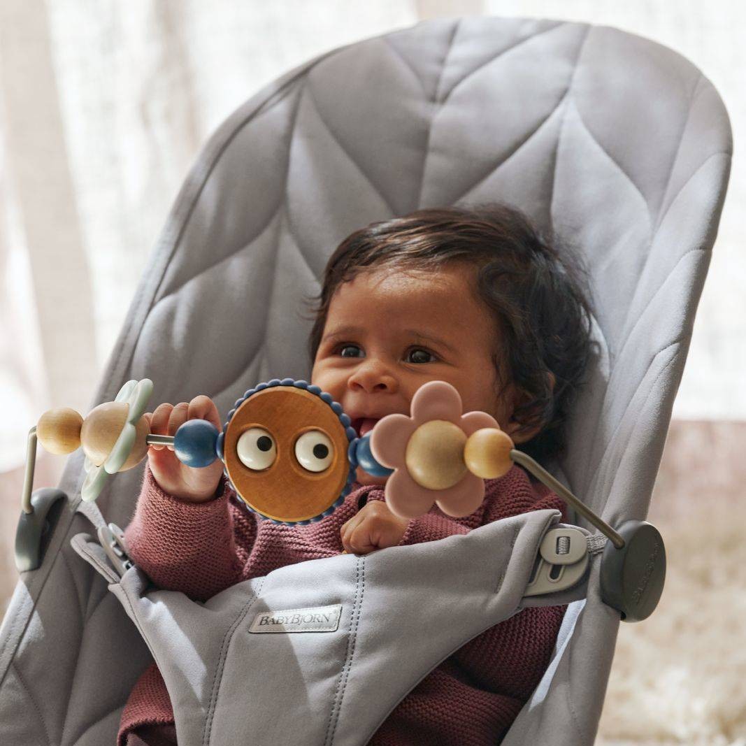 BabyBjorn Leżaczek Bliss Cotton Petal Quilt Jasny Szary + Zabawka