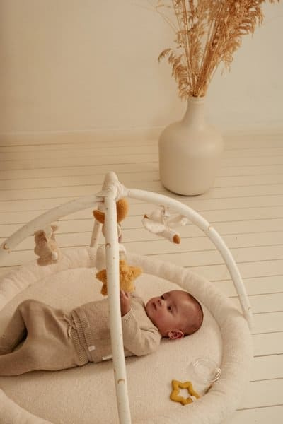 Little Dutch – Mata aktywizująca z pałąkiem Newborn Naturals – edukacyjna mata dla niemowląt 0+