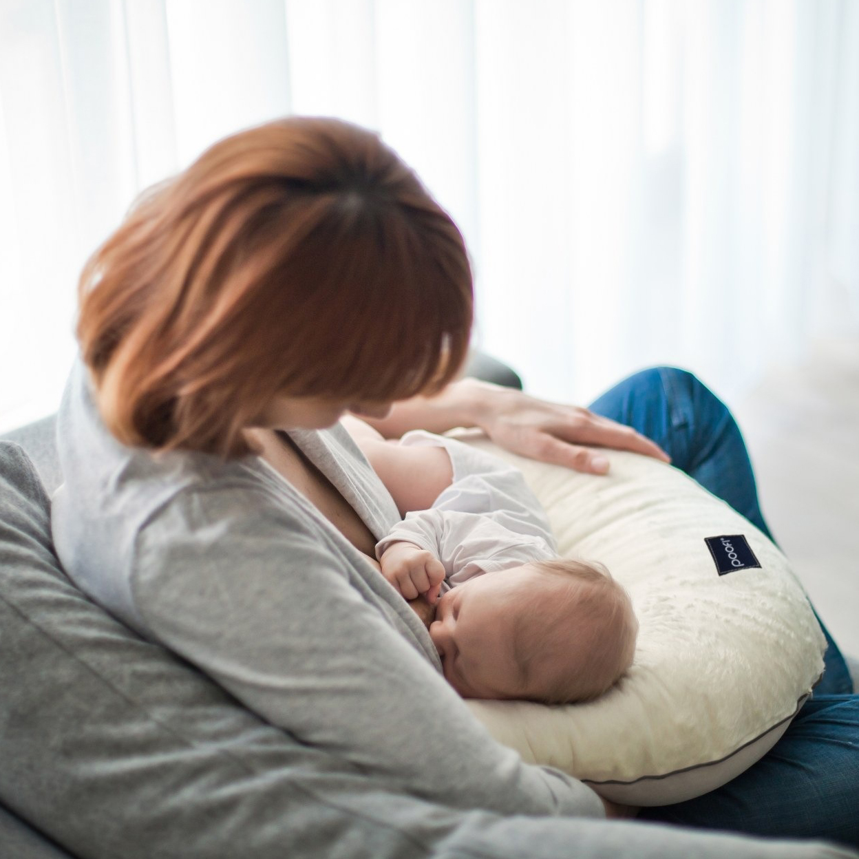 Poofi Poduszka do karmienia kremowo-szara 0+