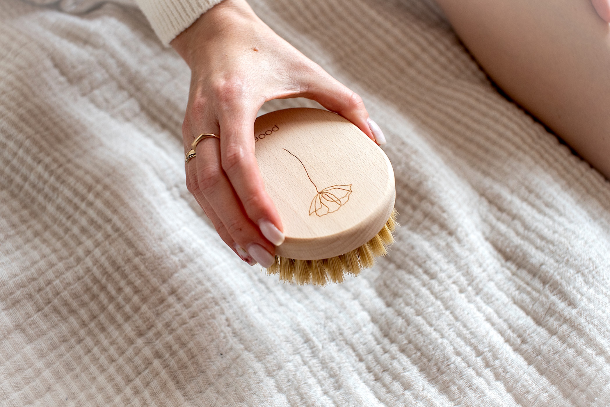 Poofi Szczotka do ciała z włosia - Delikatny Masaż 1+