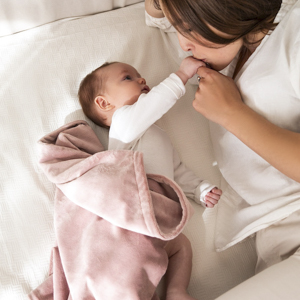 Poofi Kocyk Minky pudrowy róż od urodzenia