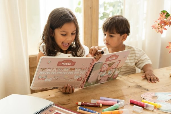 Little Dutch Kreatywny zeszyt z nożyczkami Rosa & Friends 3+