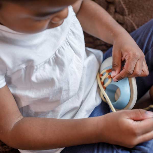 Plan Toys But do nauki sznurowania - 1+