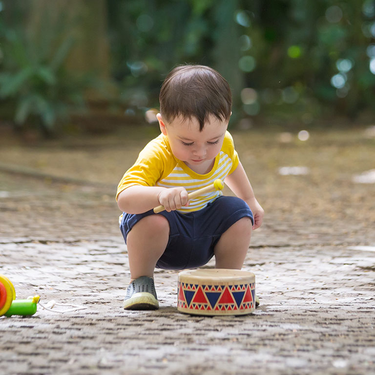 Plan Toys Bębenek Drewniany - Zabawka Muzyczna 1+