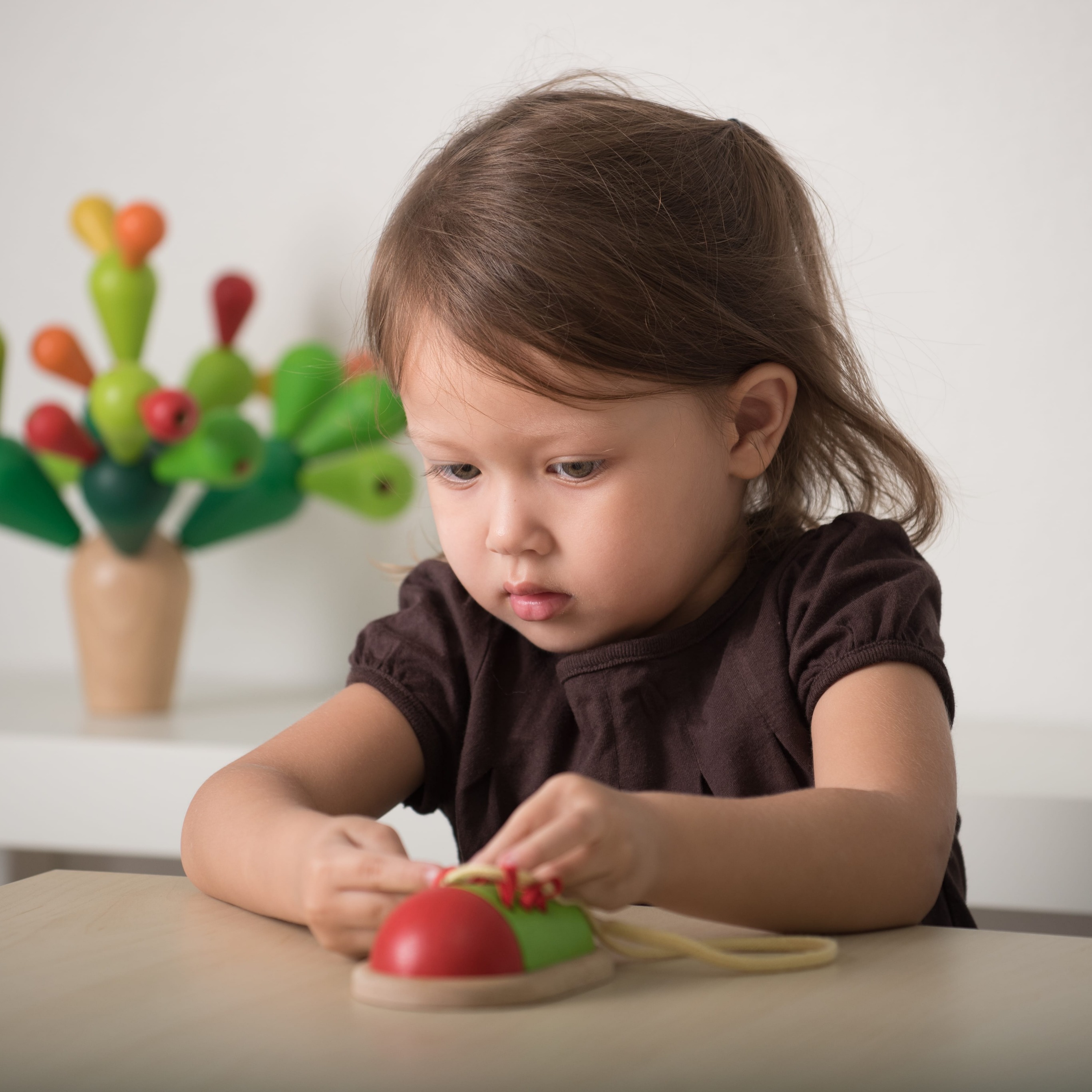 Plan Toys Zawiąż but - nauka sznurowania 3+