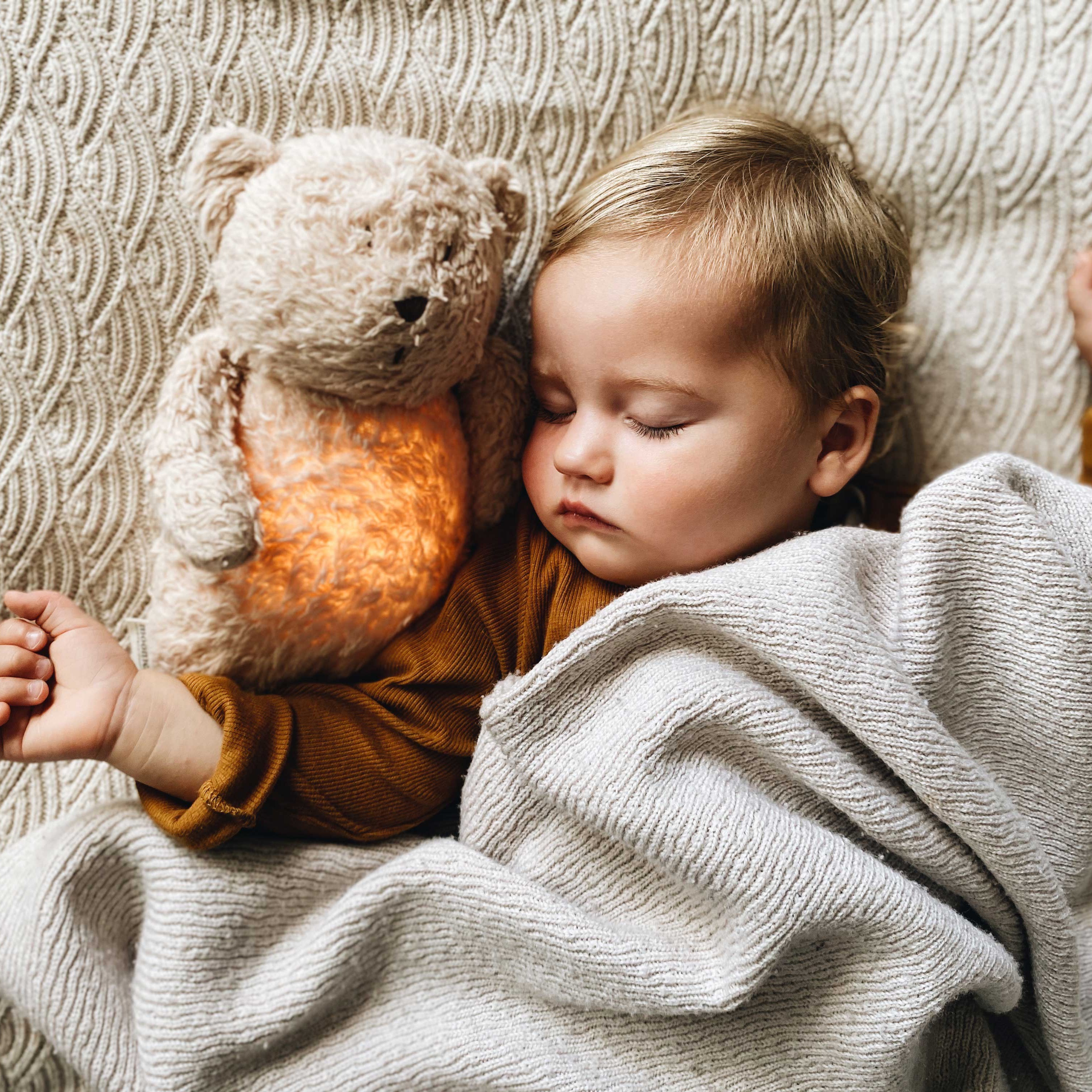 Moonie, Szumiący miś organic z lampką - Sand
