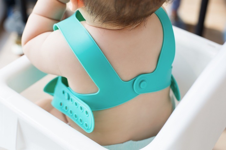 Minikoioi – śliniak silikonowy z kieszonką i zapięciem na plecach Zielony 