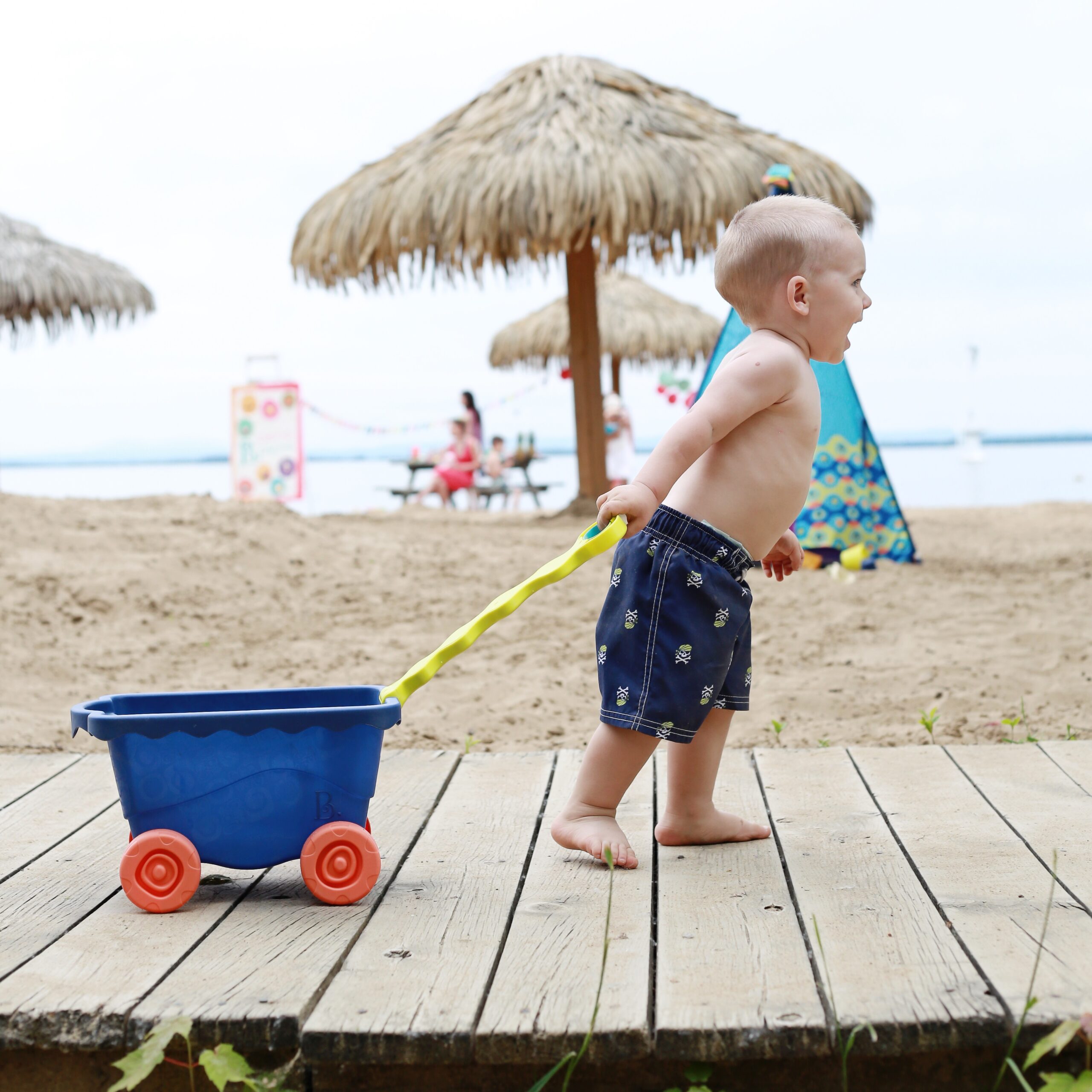 B.toys, Wavey – Wagon – wózek – wagonik z akcesoriami do piasku - Niebieski