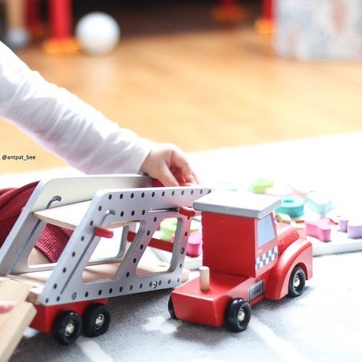 Janod Laweta Drewniana z 4 Samochodzikami 3+