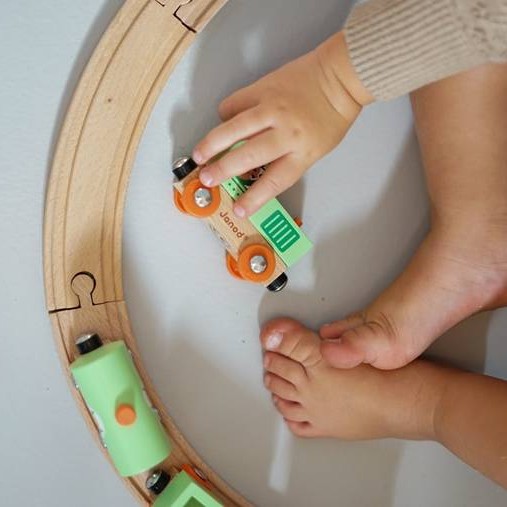 Janod Pociąg Drewniany z Torami Farma Story 3+ 15el