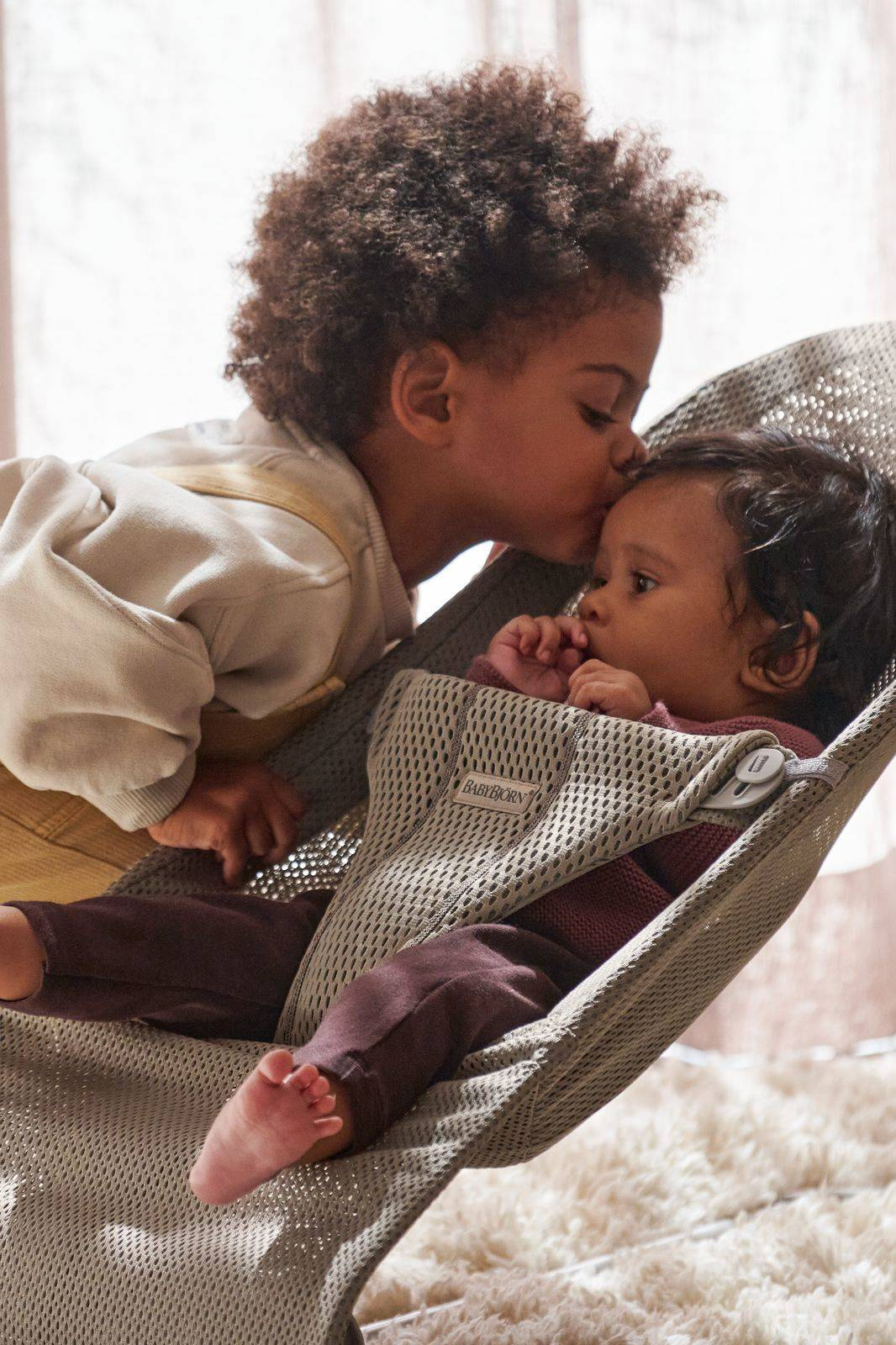 BabyBjorn Leżaczek Bliss Mesh Szarobeżowy + Zabawka