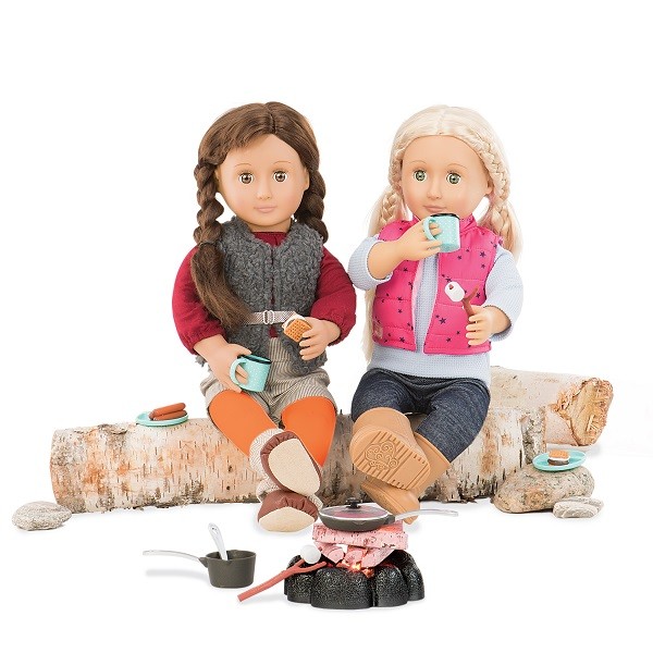 Our Generation Zestaw Lalki Ognisko 4+ | Fabryka Wafelków