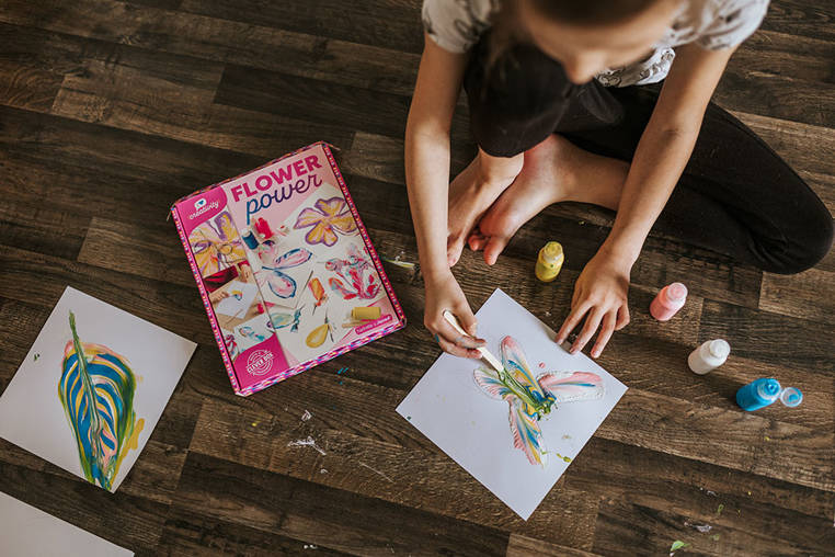 Janod Zestaw Kreatywny Malowanie Łańcuszkiem Kwiaty 8+