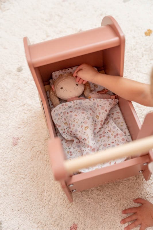 Drewniany wózek dla lalek z pościelą