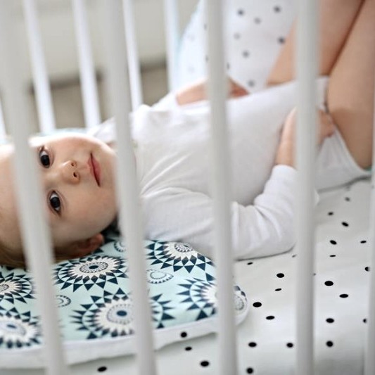 Sleepee Prześcieradło We Care Czarne Kropki 120x60cm