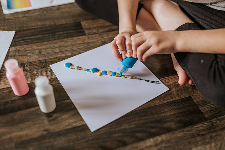 Janod Zestaw Kreatywny Malowanie Łańcuszkiem Kwiaty 8+