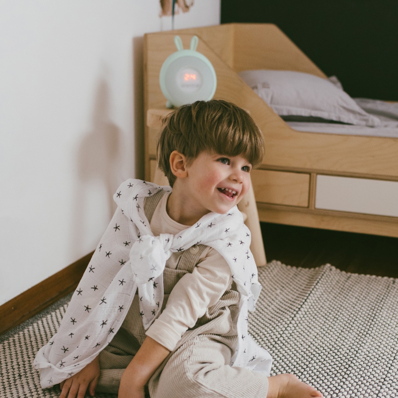 Lampka budząca światłem niebieski królik