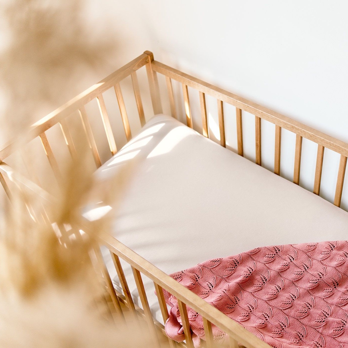 Poofi Prześcieradło do łóżeczka 70x140cm jasny szary