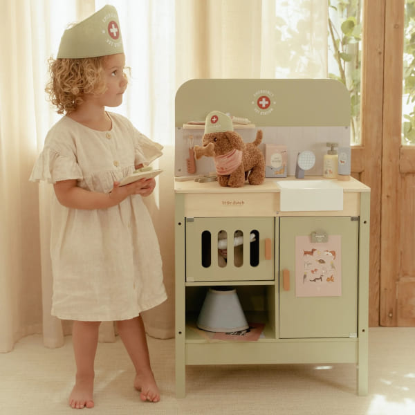 Little Dutch – Drewniany gabinet weterynarza FSC – zestaw do zabawy w opiekę nad zwierzętami 3+