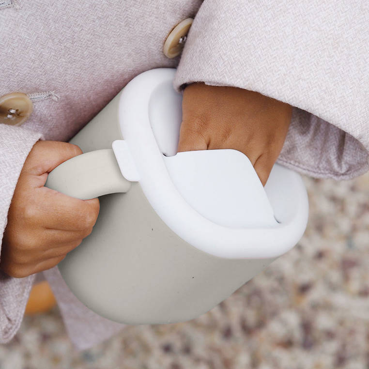 Beaba,  Silikonowy kubek niewysypek na przekąski Pick 'n' Snack velvet grey