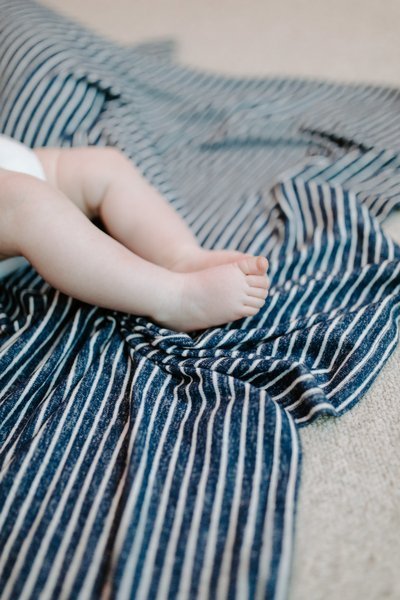 Aden & Anais Kocyk i Czapeczka Snuggle Knit Navy Stripe 0-3m