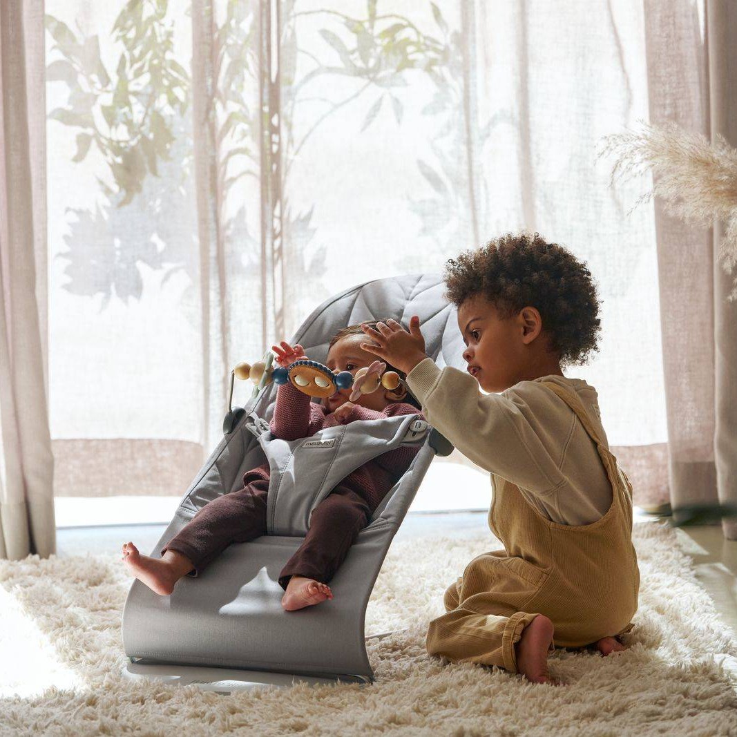 BabyBjorn Leżaczek Bliss Cotton Petal Quilt Jasny Szary + Zabawka