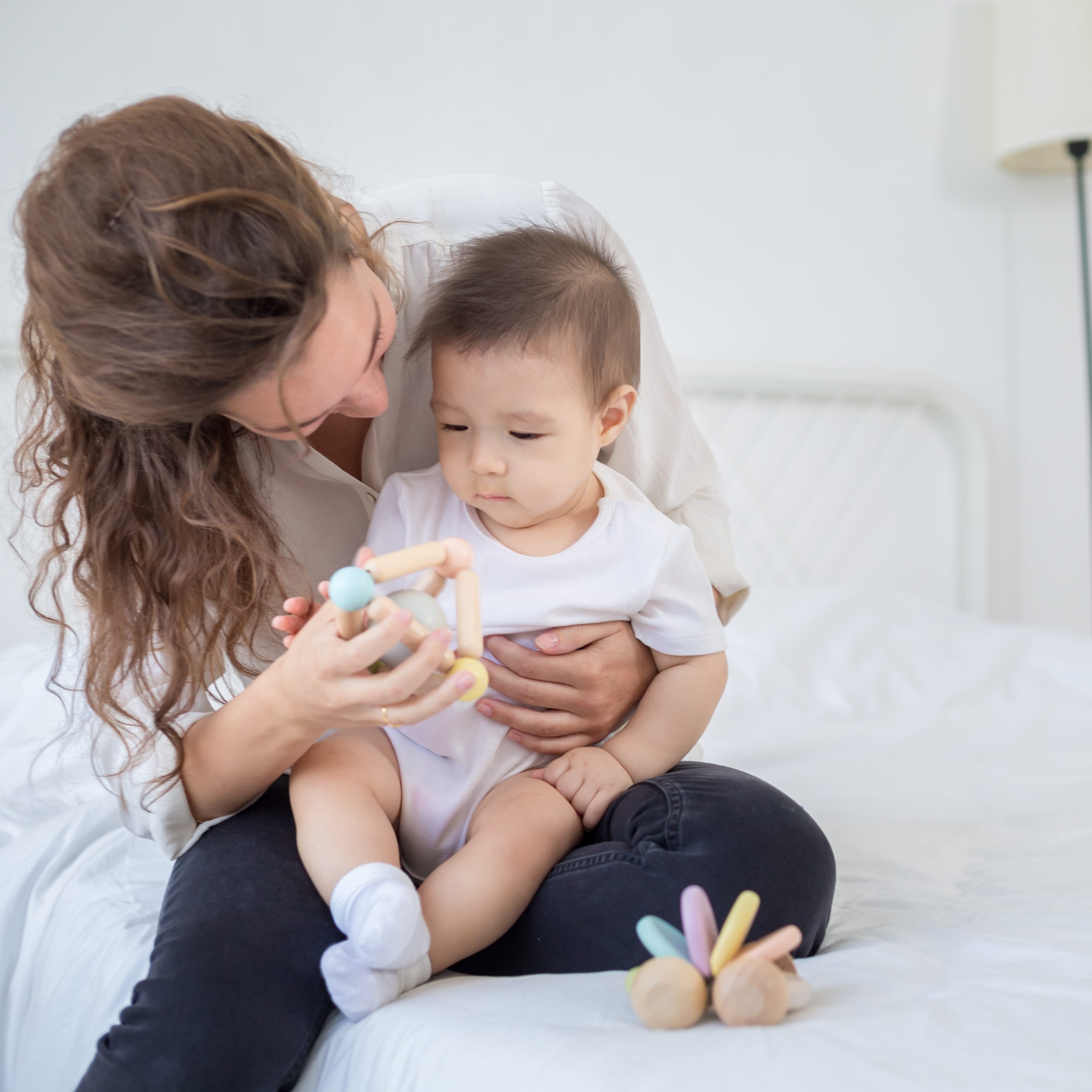 Plan Toys, Pastelowa grzechotka piramidka