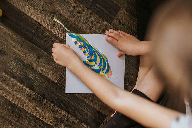 Janod Zestaw Kreatywny Malowanie Łańcuszkiem Kwiaty 8+