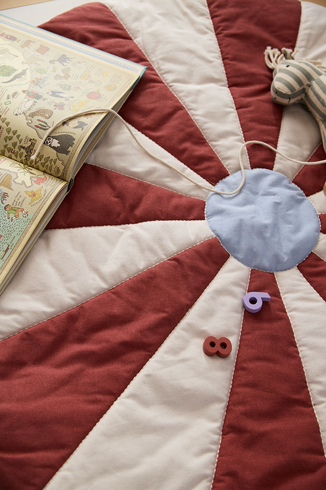 Kid's Concept Mata do Zabawy Circus Czerwona Dwustronna 112x112