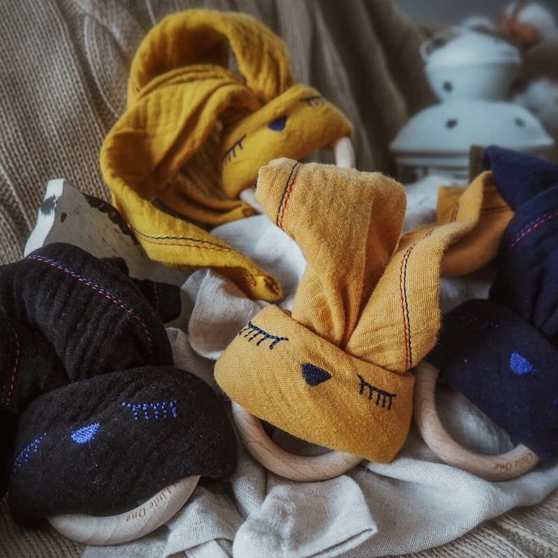 Hi Little One Przytulanka muślinowa z gryzakiem Sleepy Bunny Navy 0+