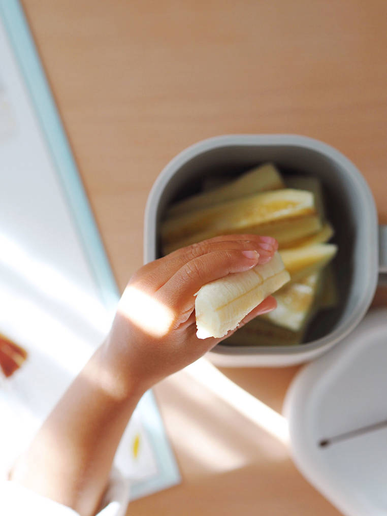 Beaba,  Silikonowy kubek niewysypek na przekąski Pick 'n' Snack velvet grey