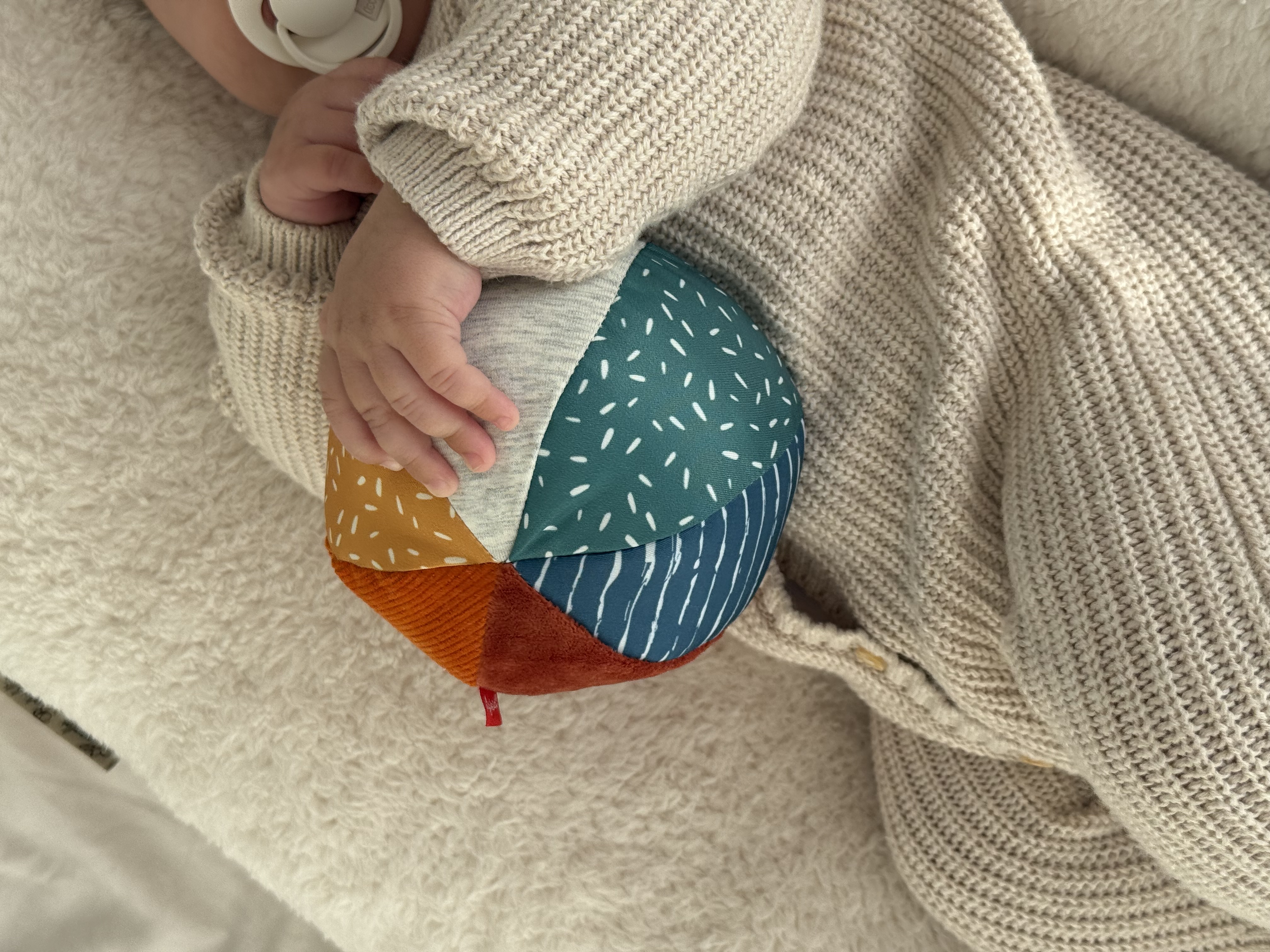 Pluszowa piłka – miękka piłeczka z grzechotką – zabawka rozwojowa dla dzieci – sigikid