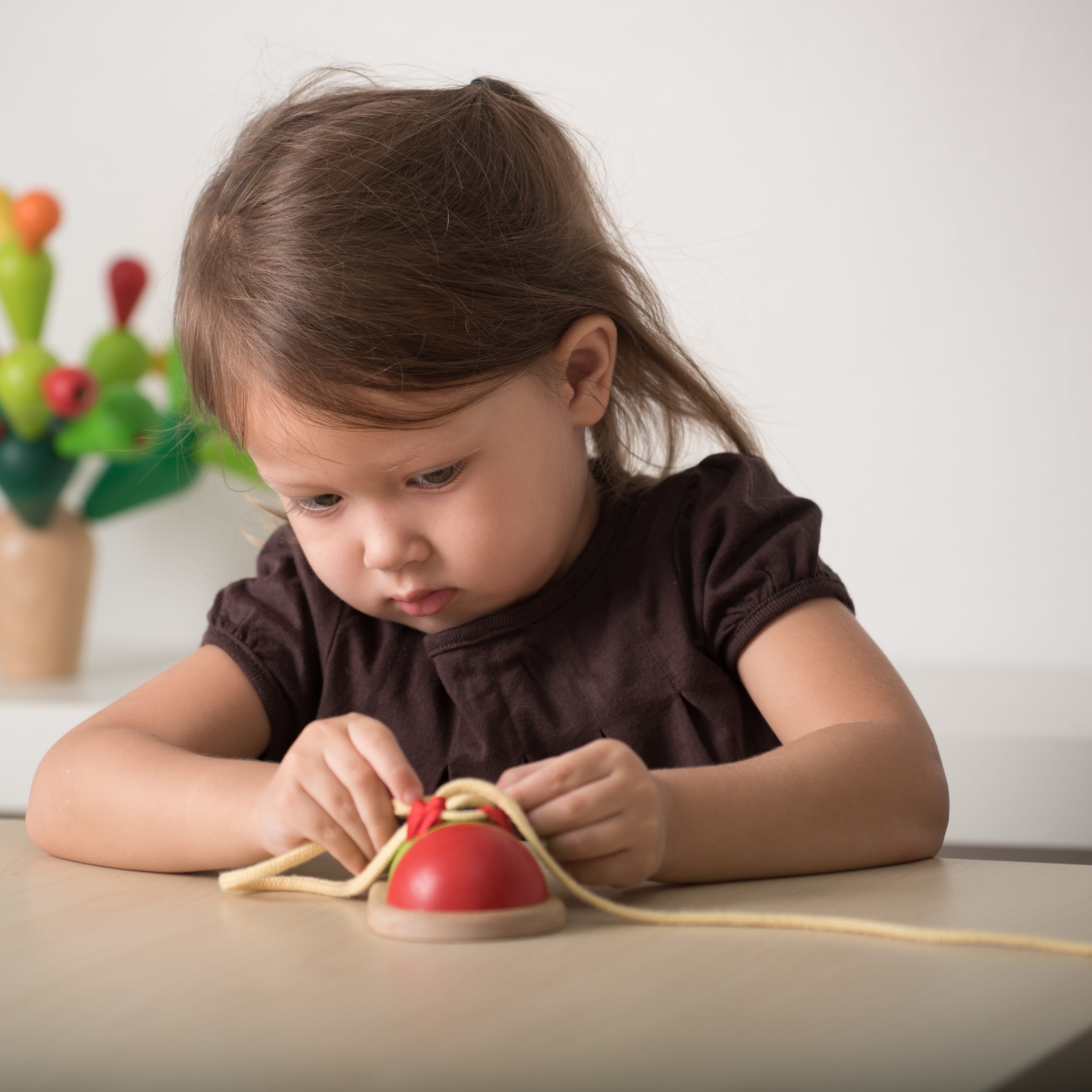 Plan Toys Zawiąż but - nauka sznurowania 3+