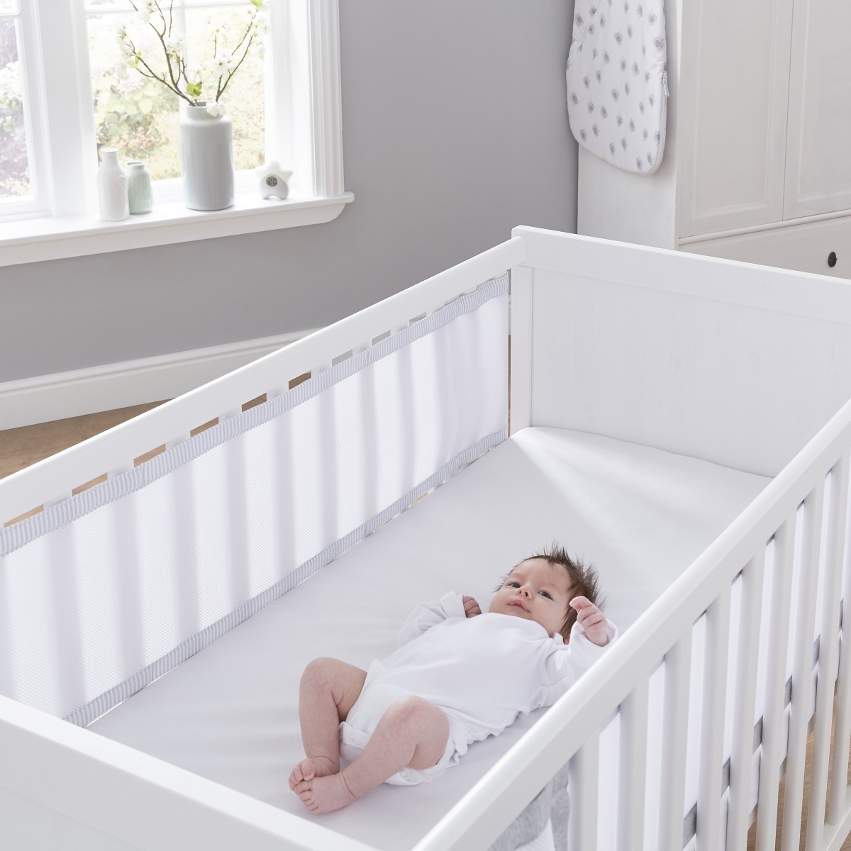 Purflo Oddychający ochraniacz do łóżeczka Szary w paski 2x 156x30cm