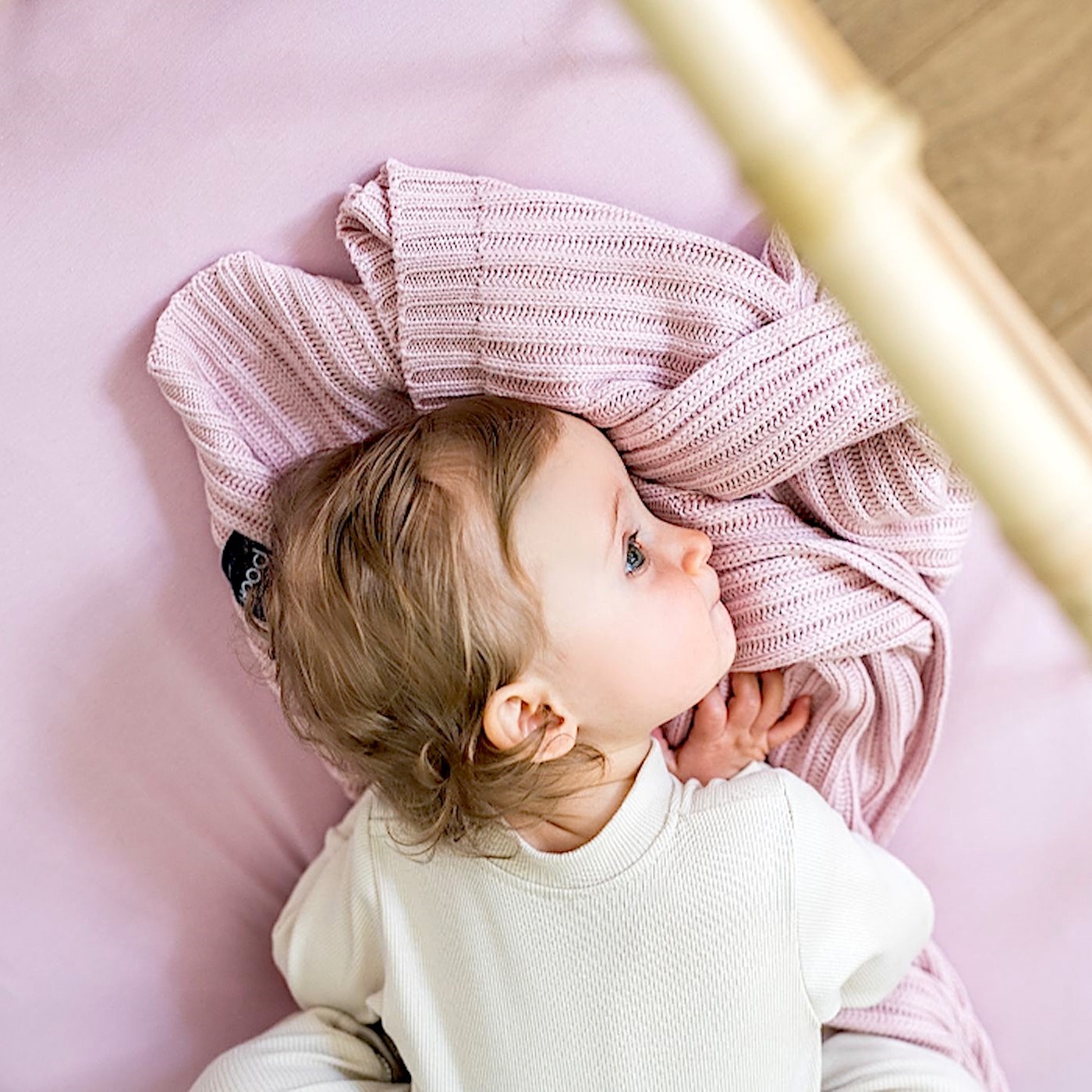 Poofi Prześcieradło do łóżeczka 60x120 cm pudrowy | Bawełna Organic