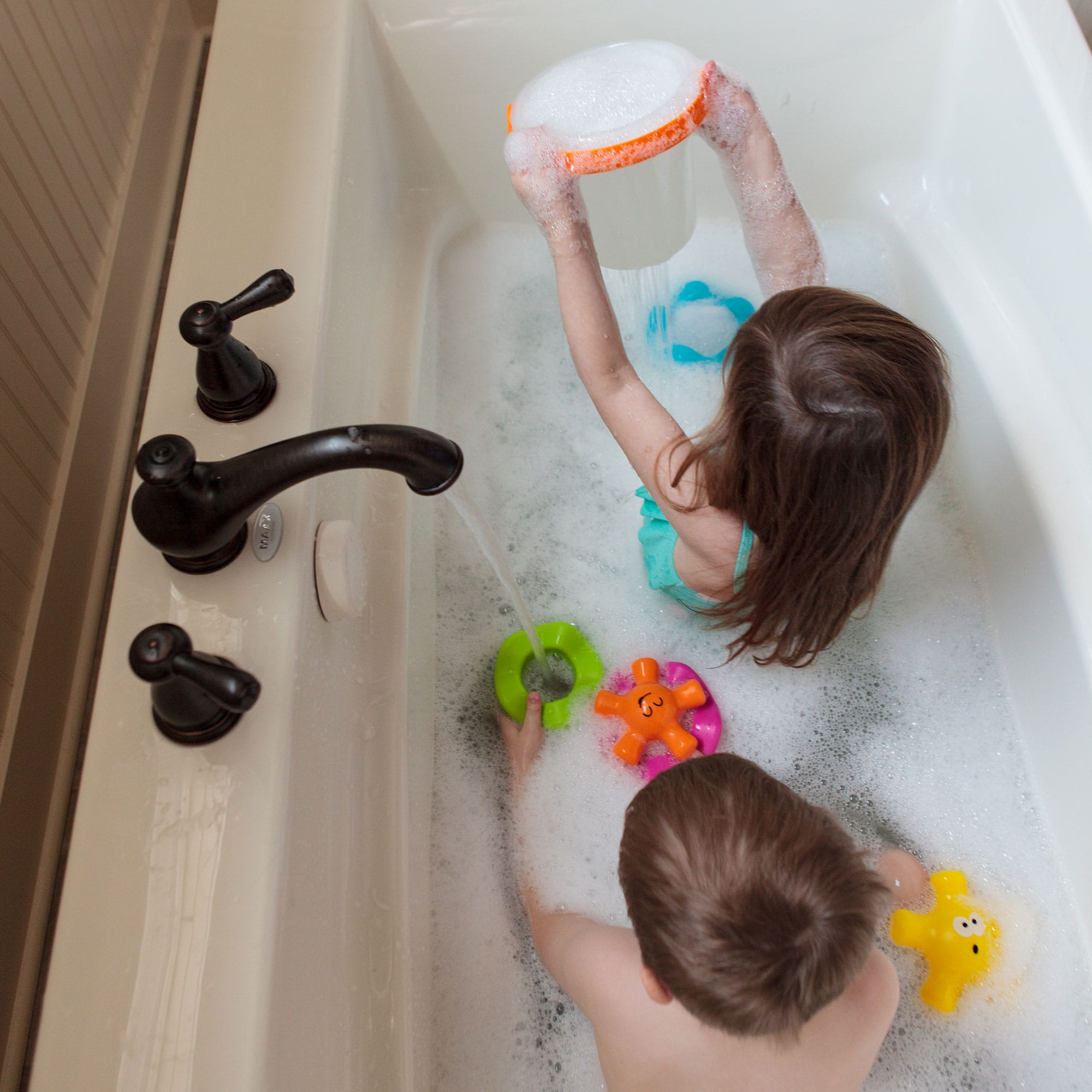 Fat Brain Toy Kumple z Wiaderka Zabawka Kąpielowa 1+