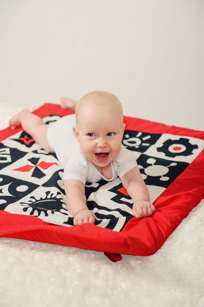 Baby Senses Mata Edukacyjna Kontrastowa ze Ścianką 0+