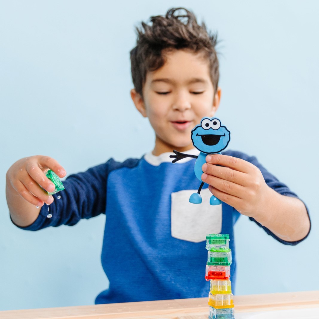 Glo Pals Ciasteczkowy Potwór ze świecącymi kostkami 3+