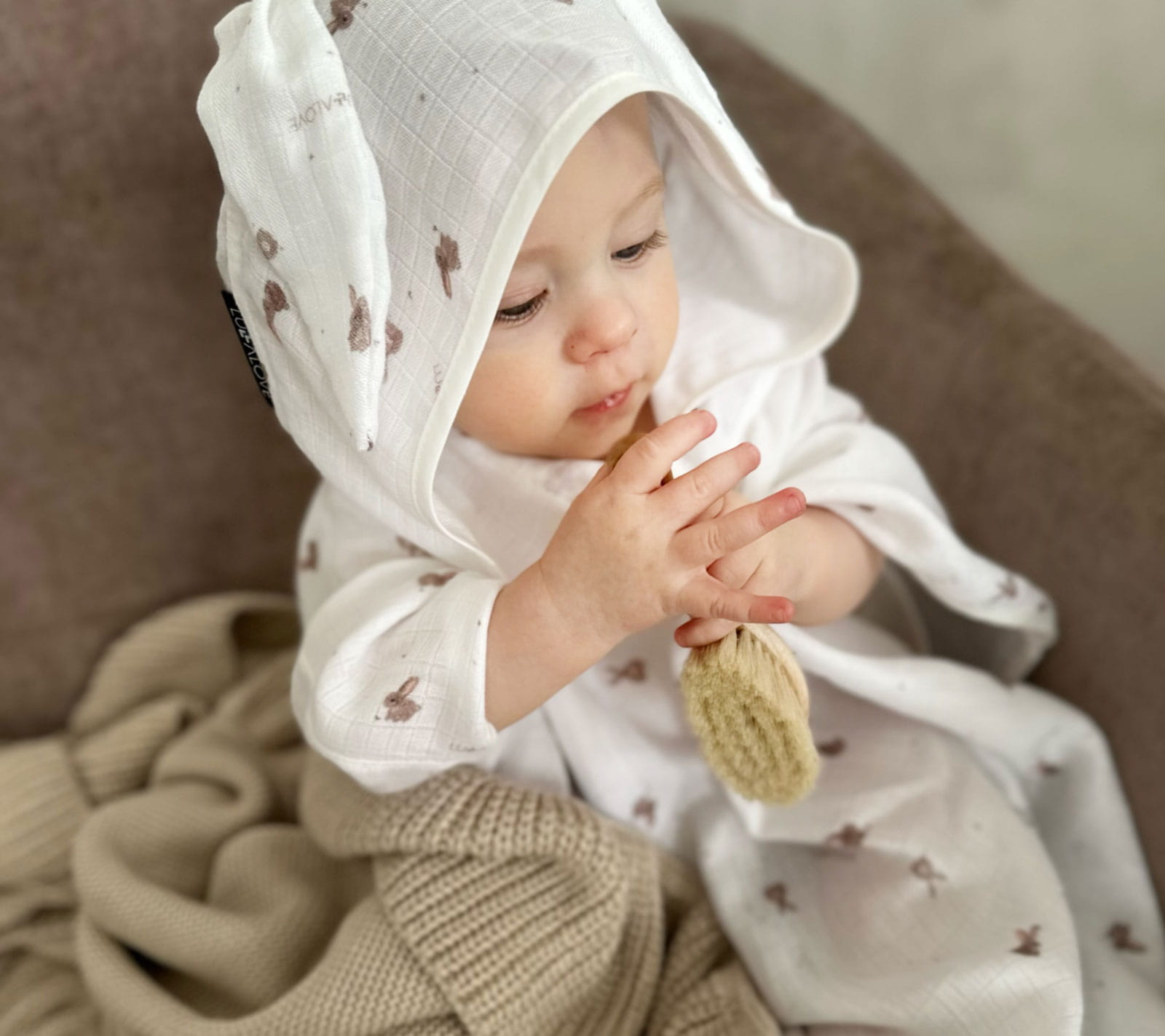 Lullalove Miękka szczotka z włosia koziego z myjką - beżowe króliczki