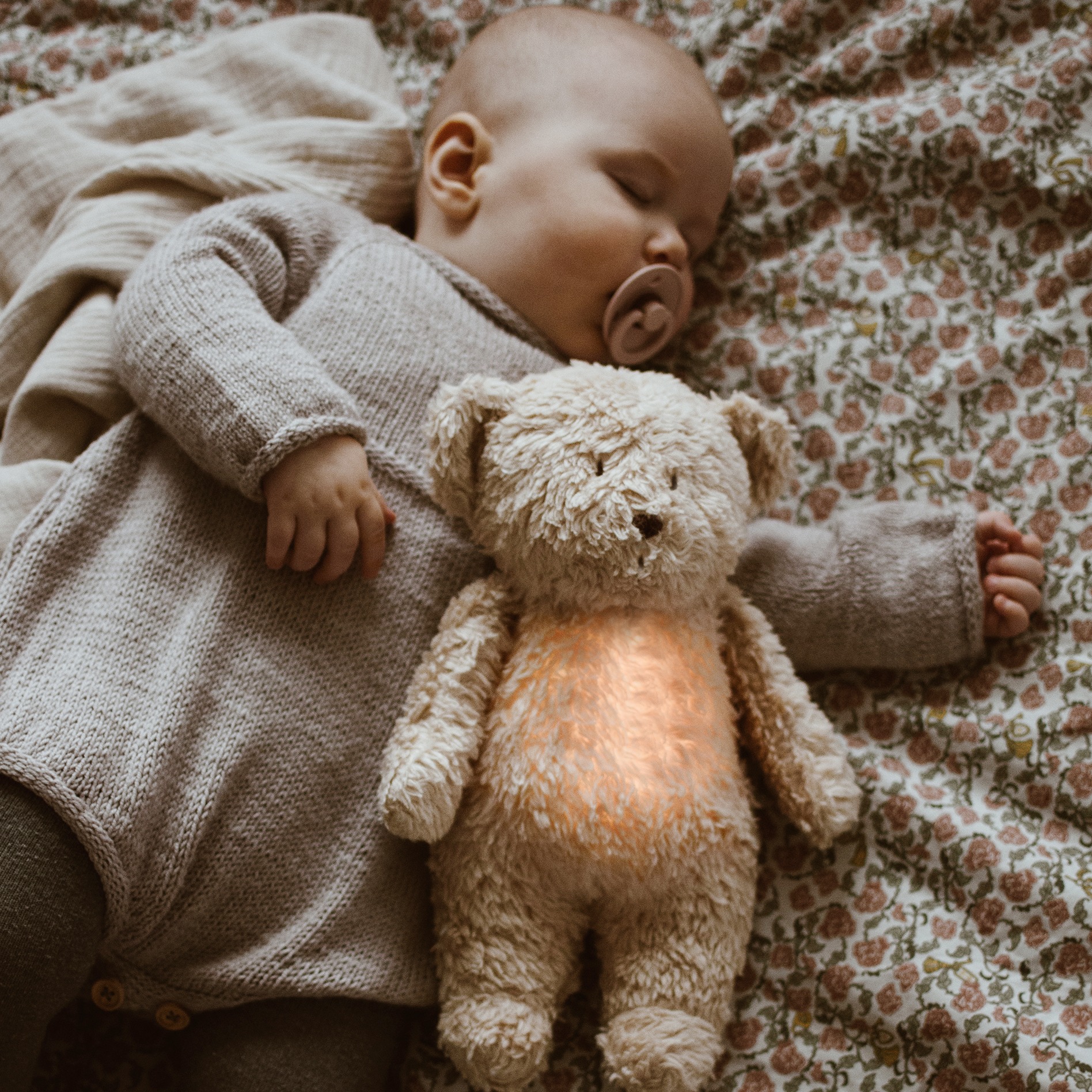 Moonie Szumiący miś organic z lampką - Carmel