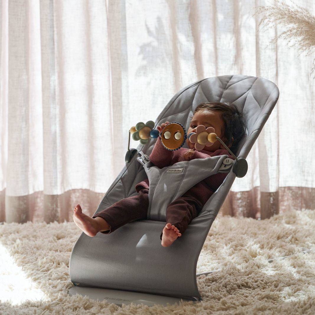 BabyBjorn Leżaczek Bliss Cotton Petal Quilt Jasny Szary + Zabawka